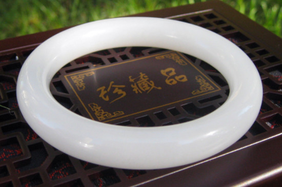 佘太翠是石英岩玉吗