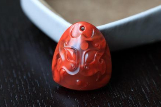 女人带玛瑙还是玉髓好，玛瑙比玉髓要好