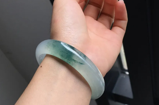 翡翠怎么保养会越来越亮