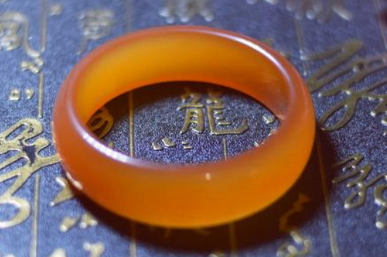 金丝玉手镯戴久会有什么变化
