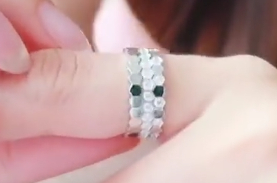 女生手指戴戒指的含义