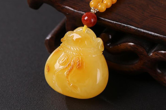 哪些属相不适合戴蜜蜡，十二生肖都能戴蜜蜡