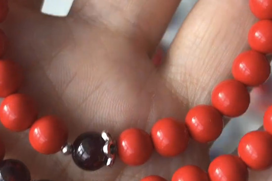 女生戴朱砂戴哪个手