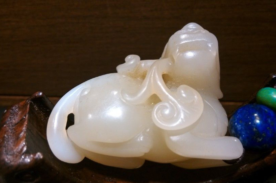 貔貅趴在如意上的寓意