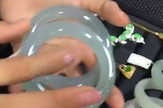 怎样用水辨别真假翡翠手镯