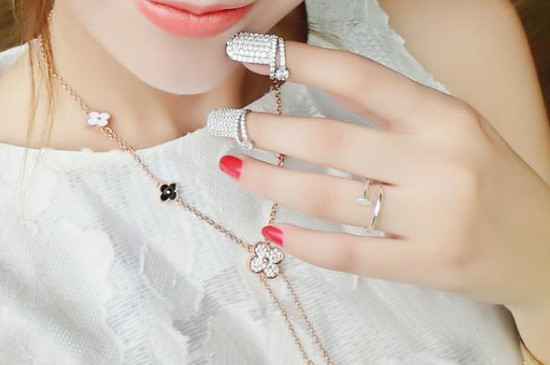 女生戒指的戴法